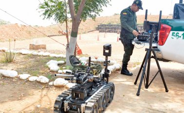 El trabajo en equipo del Grupo Antiexplosivos de la Policía es fundamental para controlar las alarmas de bomba. Este robot, de unos $450 millones, les ayuda en su trabajo, al hacer una inspección inicial. Cortesía