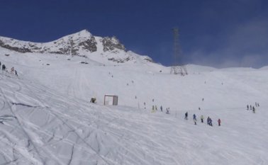 Cuando estaban a unos 2.450 metros de altitud, se produjo una avalancha que arrastró a los cinco esquiadores. Tomada de Twitter