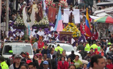 Las procesiones lograron reunir a centenares de personas a lado y lado de las vías en Pamplona, donde la Semana Santa es Bien de Interés Cultural de Carácter Nacional. Roberto Ospino