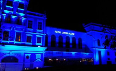 Algunos lugares del mundo y en especial de Europa se teñen de azul en apoyo a las personas que conviven con esta enfermedad. Twitter @MumbaiOpera