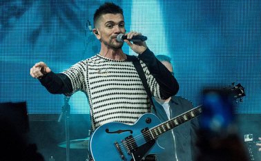 Juanes colaboró con el artista estadounidense Logic en un tema dedicado a la prevención contra el suicidio. Internet