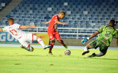 Momento en que el arquero del Cúcuta Deportivo tapa un intento del gol del Cortuluá. @cortulua