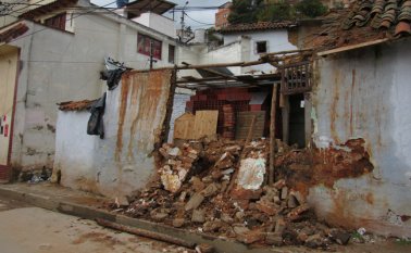 En el barrio El Guamo se han registrado emergencias por la caída de paredes y techos en viviendas antiguas que no han sido sometidas a mantenimiento. Roberto Ospino / La Opinión