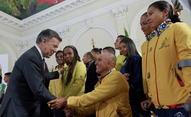 Presidente Juan Manuel Santos junto a deportistas colombianos. Colprensa