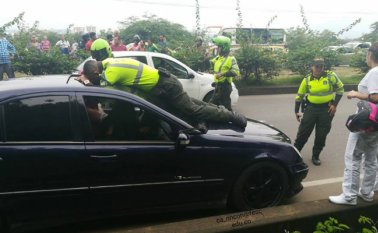 En una fotografía quedó registrado como el policía iba encima del vidrio panorámico. Cortesía