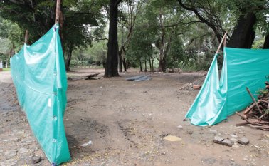 En el barrio Santa Clara la constructora empezó la delimitación del espacio donde se levantará la cancha deportiva y el salón comunal. César Obando / La Opinión