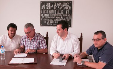 Humberto Guzmán, delegado del Ministerio de Agricultura; José Elí Soto, presidente de Coganor; Felipe Muñoz, gerente de Frontera y Adalberto Tarazona, gerente (e) del ICA, durante la firma del convenio este viernes en Sevilla. Juan Pablo Cohen / La Opinión