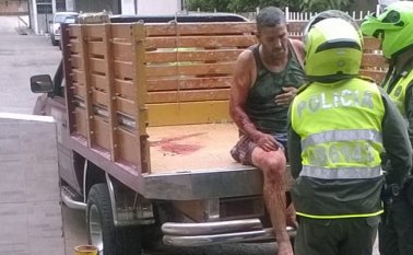 Algunos vecinos y autoridades auxiliaban al herido. Cortesía