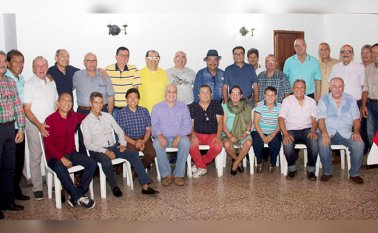 Eduardo García, Ramón Guerrero, Luis Jesús Blanco, Alfonso Ramírez, Luis Hurtado, Carmen Alicia Moncada, Rosmira Martínez,  Edmundo Estupiñán y Rafael Díaz. De pie: Carlos Contreras, Alberto Jaimes, Gustavo Sandoval, Orlando Quijano, José García, Luis Francisco Blanco,  Rafael Figueroa, Alfonso Mendoza, Fernando Díaz, Edgar Galvis, Trino Ortega, Gustavo Rojas, Víctor Villamizar y Jairo Ortiz. Alfredo Estévez