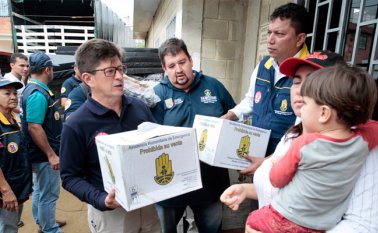 En el barrio Manuela Beltrán recibieron ayuda las 24 familias damnificadas. Mario Caicedo / La Opinión