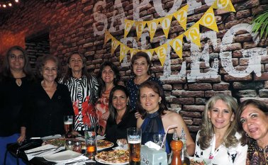 Rossi Rosso de Acosta, Nelly Brahim Muñoz, Nelly Osorio Barbosa y Mildred Carrascal. De pie, Maribel Cuadros, Mary Stapper, Leonor Maldonado, Alicia Acosta Villamizar y Claudia Patricia Fossi. Cortesía