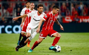 El equipo del colombiano James Rodríguez (derecha) pasó más apuros de los previstos ante un Sevilla que creó ocasiones de peligro. AFP