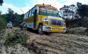 La carretera entre Pamplona y Cucutilla está intransitable y a diario se quedan los automotores atrapados en las enormes grietas que hay en la vía. Cortesía