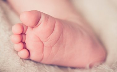Como la gestación subrogada es ilegal en China, los padres de la pareja fallecida tuvieron que ir a Laos para encontrar una madre portadora.  Internet