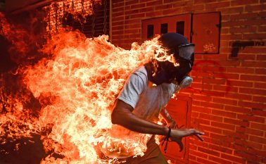 El fotógrafo venezolano Ronaldo Schemidt, de 46 años, había sido enviado desde su oficina en México para reforzar al equipo de Caracas en la extenuante cobertura de las protestas opositoras. AFP