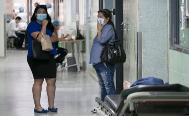 Una de las medidas de prevención que han tomado los ciudadanos es el uso de tapabocas.  Archivo