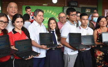 Cada rector y coordinador recibió el lote de computadores que le corresponde según la sede educativa. Cortesía