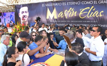 Martín Elías Díaz, quien era hijo del también fallecido cantante Diomedes Díaz, murió tras volcarse el vehículo en el que se movilizaba. luego de salir de dar un concierto. Archivo