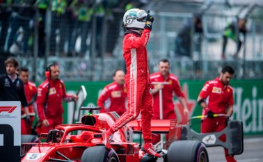 Vettel batió el récord de vuelta y superó por 87 milésimas a su compañero de equipo Räikkönen. AFP