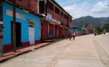 En el Tarra las calles se ven solitarias y los negocios están cerrados. Twitter