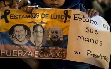 El periodista Javier Ortega (36 años), el fotógrafo Paúl Rivas (45 años) y el conductor Efraín Segarra (60 años) fueron secuestrados y asesinados por disidentes de las Farc. AFP