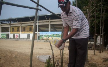 A las 4 de la mañana sale de su casa Juan Eliseo Galeano, a cumplir con la admirable misión de regar árboles y plantar especies vegetales. Javier Sarabia