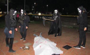 La Policía de Pamplona advirtió a la comunidad sobre el riesgo del consumo de licores y de drogas. Para ello se escenificó la muerte violenta de una persona en la Plazuela Almeyda, foco de riñas. Roberto Ospino