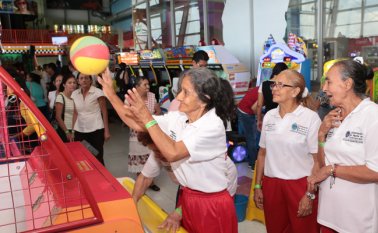 120 abuelos de diferentes asociaciones pasaron un rato agradable. César Obando