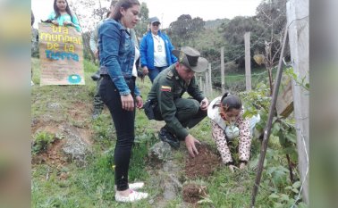 Las autoridades ambientales de Pamplona lideraron una campaña para plantar 100 árboles nativos en cercanías del sector Los Tanques, como parte de la celebración del Día de la Tierra. Roberto Ospino
