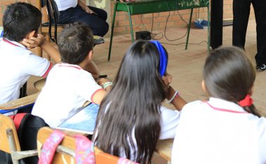 Cerca de 44.829 estudiantes y 2.285 maestros, administrativos y directivos, resultan afectados. Archivo La Opinión