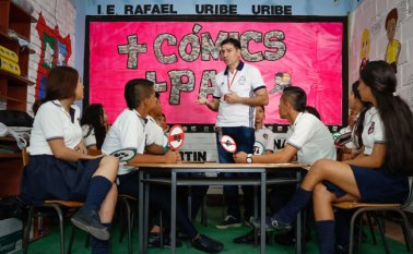 El maestro Eduardo Esteban Pérez tiene once años en la docencia, a pesar que se graduó como ingeniero mecánico, hoy hace lo que le apasiona enseñar a través de los proyectos escolares. Mario Franco