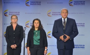 El vicepresidente Óscar Naranjo en compañía de Paula Acosta, viceministra General de Hacienda, cuando se dieron a conocer nuevas revelaciones sobre las irregularidades en el manejo de los recursos para la paz. Colprensa