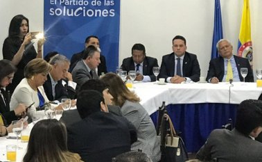 Los senadores y representantes del Partido Conservador estuvieron reunidos ayer desde temprano, analizando y definiendo el apoyo a una de las candidaturas presidenciales. Tomada de Twitter