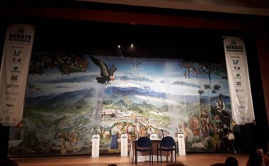 El escenario donde se pretendía llevar a cabo, ayer, el nuevo debate regional con los candidatos presidenciales quedó vacío, pues no hubo garantías para que los aspirantes pudieran hablar sobre sus propuestas. Tomada de Twitter