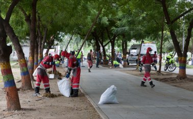El parque Lineal fue limpiado ayer; los comerciantes piden que la medida se mantenga. Este es el segundo intento de despeje durante este año. Juan Pablo Cohen