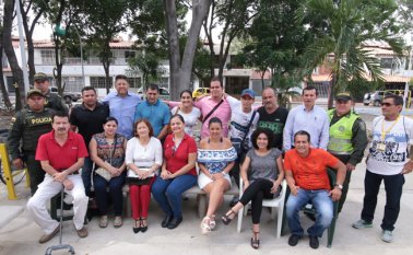 Carlos Cornejo (primero sentado de izquierda a derecha) en compañía de otros líderes de la Comuna 5, el año pasado, cuando la Alcaldía los convocó para darles a conocer las ejecutorias proyectadas para sus barrios. Archivo