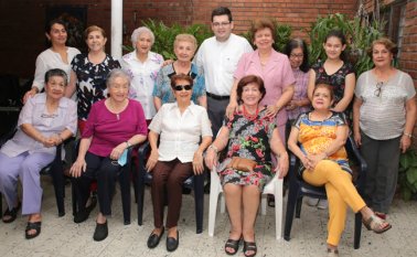 Patricia Pérez, Yolanda de Serrano, Marleny de Parada, Toñita de Agudelo, padre Antonio Caballero, Josefita Corzo, Ana Lucía Suárez y Sofía Ruíz. Sentadas: Carmen Sofía Yáñez, Lyda de Jiménez, Tulia Avendaño; Magola de Faillace e Isabel de Flórez. César Obando