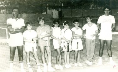 El profesor Peñaloza falleció prematuramente en un lamentable accidente pocos días después de este registro gráfico. Archivo