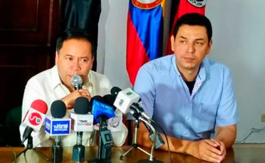 El gobernador William Villamizar y el secretario de Víctimas, Luis Fernando Niño, el día que dio a conocer a los medios la amenaza en su contra. Archivo