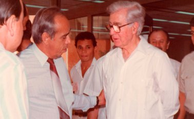 Virgilio Barco saludando a Eustorgio Colmenares Baptista, fundadores del periódico La Opinión. Archivo La Opinión