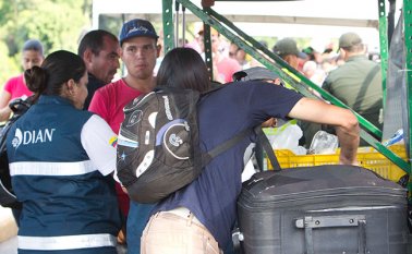 En los puentes internacionales se ha intensificado el trabajo de control y decomiso de alimentos, que luego son vendidos en las calles de la ciudad. Archivo La Opinión