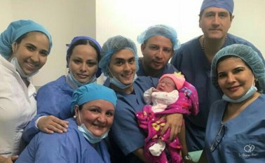 Jossimar con su hija Valeria y el equipo médico. Cortesía