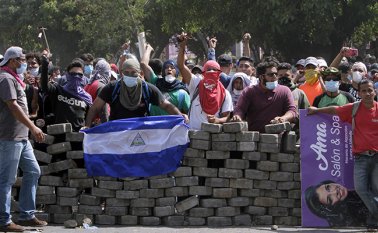 El Centro Nicaragüense de Derechos Humanos (Cenidh) dijo a la AFP que confirmó con las familias de las víctimas la muerte de 24 personas en las protestas, que estallaron el miércoles. AFP