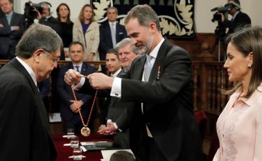 El rey de España Felipe VI (centro) premió al escritor nicaragüense Sergio Ramírez (derecha) con el Premio de Literatura Miguel de Cervantes, este lunes. AFP