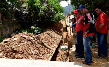 El secretario de Agua Potable del departamento, Francisco Bermont Galvis, inspecciona las obras de alcantarillado. Archivo