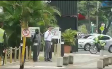 El delincuente intentó escapar usando a un empleado del banco como escudo. Captura de video