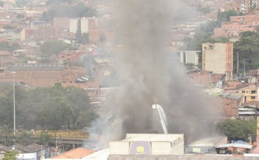 La emergencia fue atendida por 220 personas, se requirieron 14 máquinas contra incendios y 20 ambulancias. Tomada de Twitter