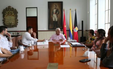 El alcalde César Rojas (centro) expresó que los emprendedores se beneficiarán de los recursos aportados por el Gobierno Nacional. Cortesía