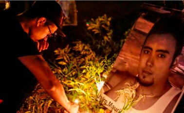 Uno de los habitantes lamenta la muerte de un joven. AFP