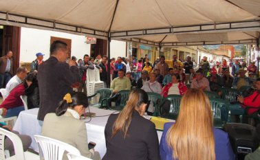 El alcalde (e), Reinaldo Silva, estuvo al frente del anuncio de la reubicación. La juez primero civil municipal, Mary Luz Peña, estuvo en la instalación del acto. Roberto Ospino / La Opinión